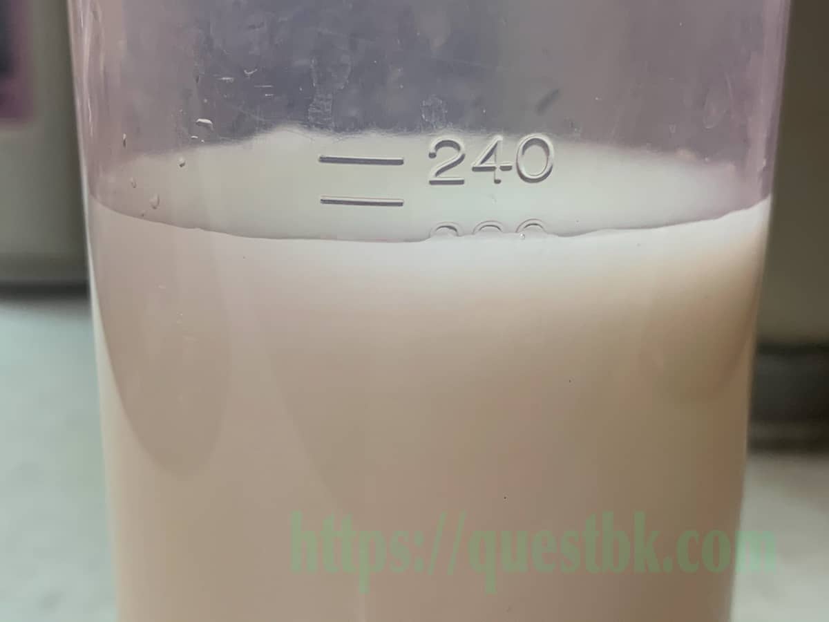 牛乳を計量カップで測る