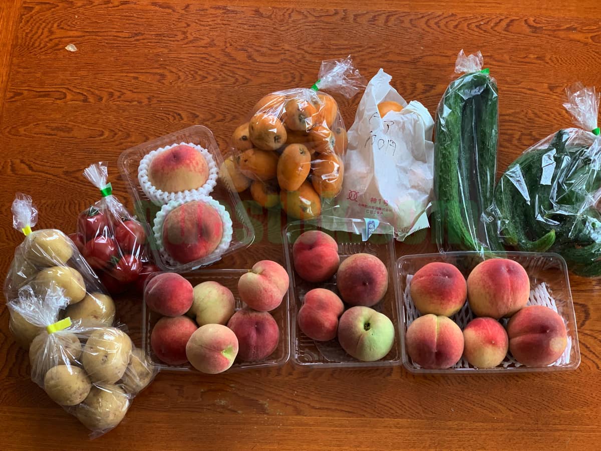 2025年の長田の桃の季節が到来しました。右上のスーヨー以外はすべて長田地区の無人販売で購入したものです。